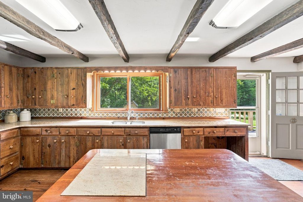 Image 50 of property listing at 39902 THOMAS MILL RD, Leesburg, VA 20175