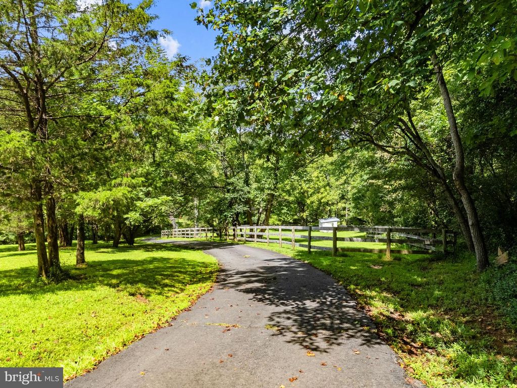 Image 6 of property listing at 39902 THOMAS MILL RD, Leesburg, VA 20175