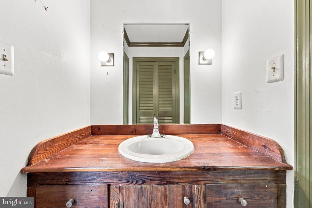Image 67 of property listing at 39902 THOMAS MILL RD, Leesburg, VA 20175