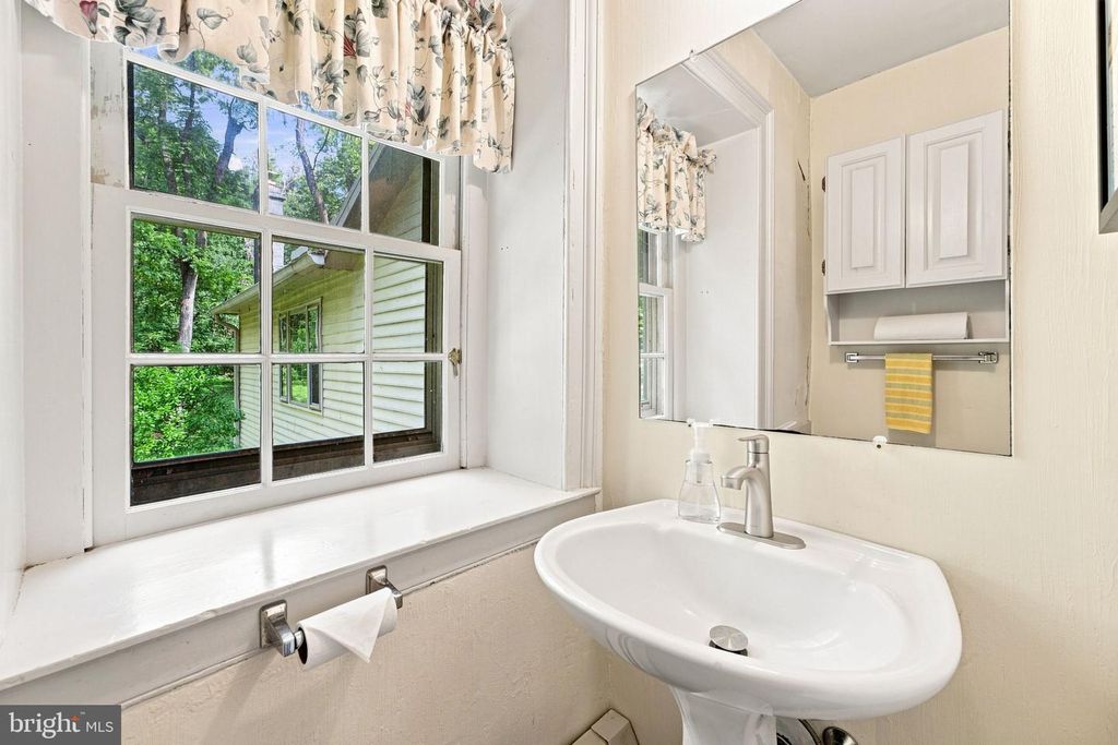 Image 80 of property listing at 39902 THOMAS MILL RD, Leesburg, VA 20175