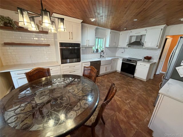 30 Dumond Place, Coram, NY 11727