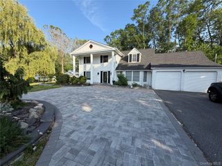 30 Dumond Place, Coram, NY 11727