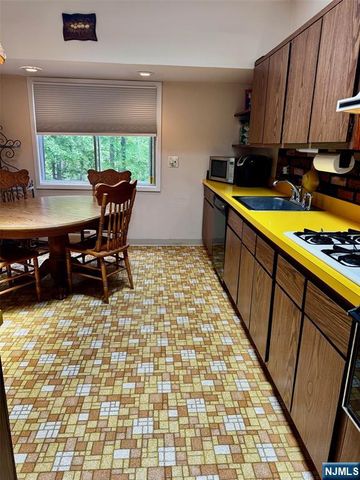 98 Gould Road, West Milford, NJ 07435