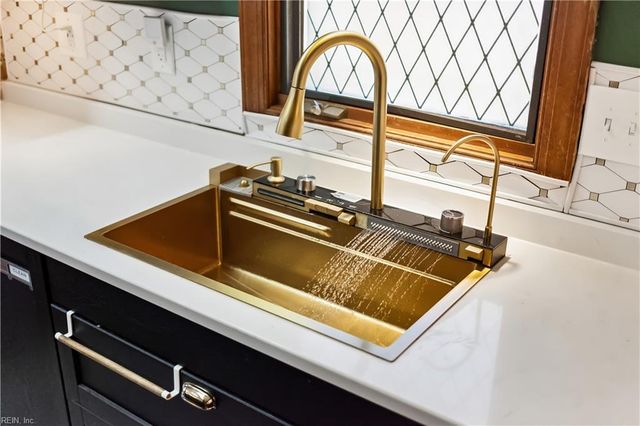 221 Woodburn DR, Hampton, VA 23664