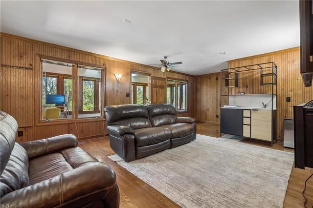 221 Woodburn DR, Hampton, VA 23664