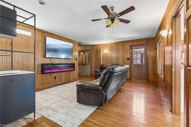 221 Woodburn DR, Hampton, VA 23664