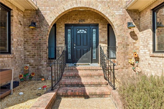 221 Woodburn DR, Hampton, VA 23664