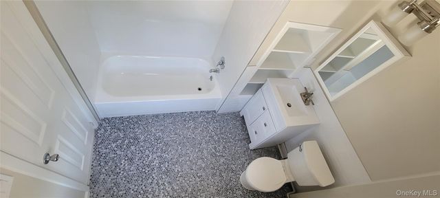 463-465 Main St C, Islip, NY 11751