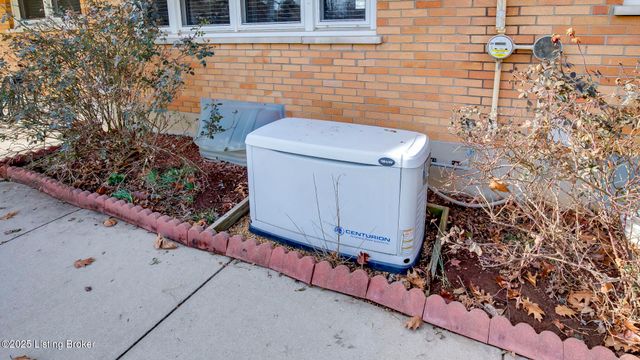 4709 Clarmar Rd, Jeffersontown, KY 40299