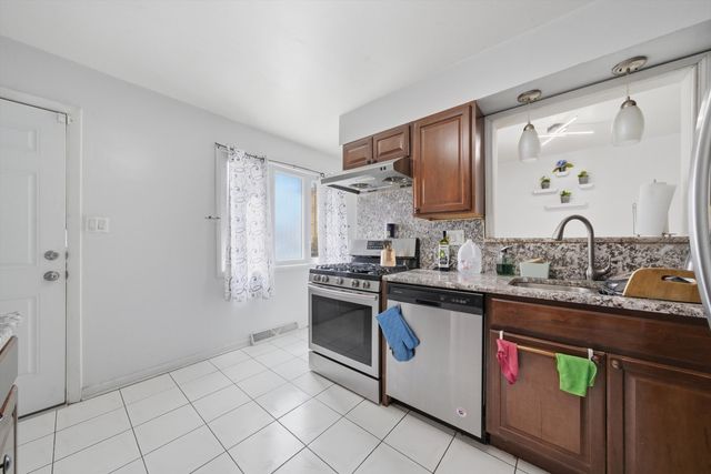 6030 N Winchester Avenue C, Chicago, IL 60660