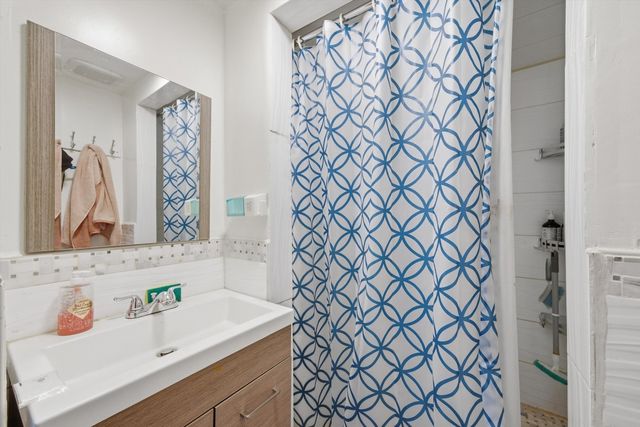 6030 N Winchester Avenue C, Chicago, IL 60660
