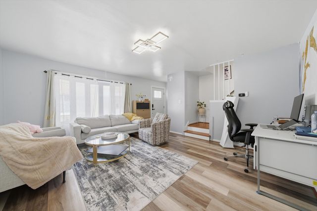 6030 N Winchester Avenue C, Chicago, IL 60660