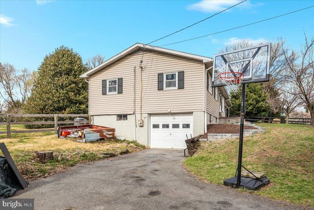 32 CHEERFUL FAYE DR, Inwood, WV 25428