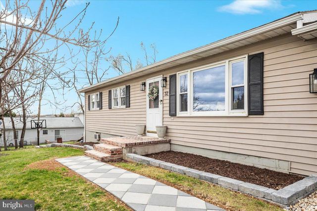 32 CHEERFUL FAYE DR, Inwood, WV 25428