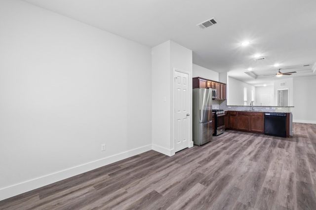 175 Eves Necklace DR, Buda, TX 78610