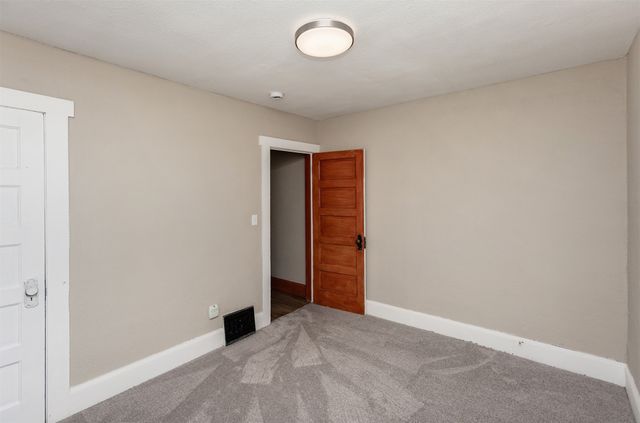 2004 E 33rd Street, Des Moines, IA 50317