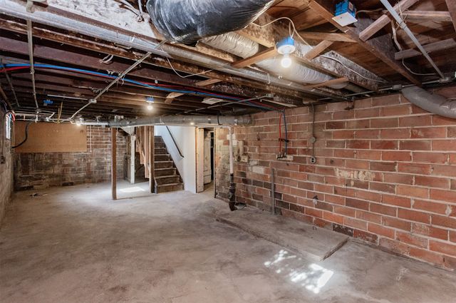 2004 E 33rd Street, Des Moines, IA 50317