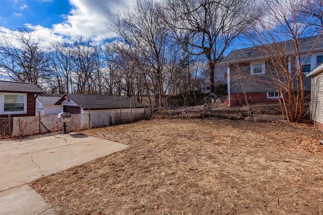 2004 E 33rd Street, Des Moines, IA 50317