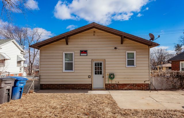 2004 E 33rd Street, Des Moines, IA 50317