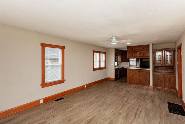 2004 E 33rd Street, Des Moines, IA 50317