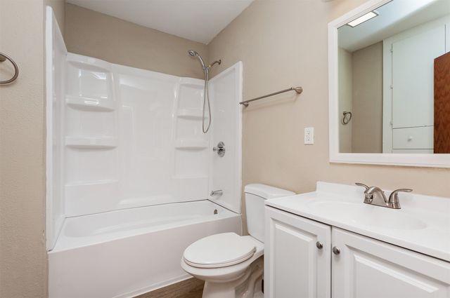 2004 E 33rd Street, Des Moines, IA 50317