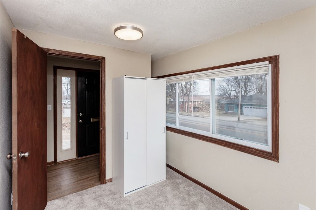 2004 E 33rd Street, Des Moines, IA 50317