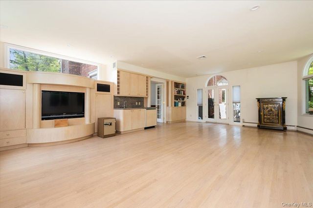 1 Parkside Drive, Great Neck, NY 11021