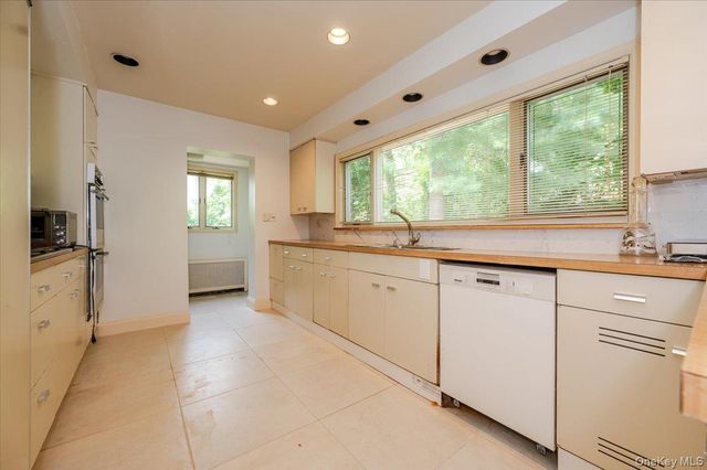 1 Parkside Drive, Great Neck, NY 11021