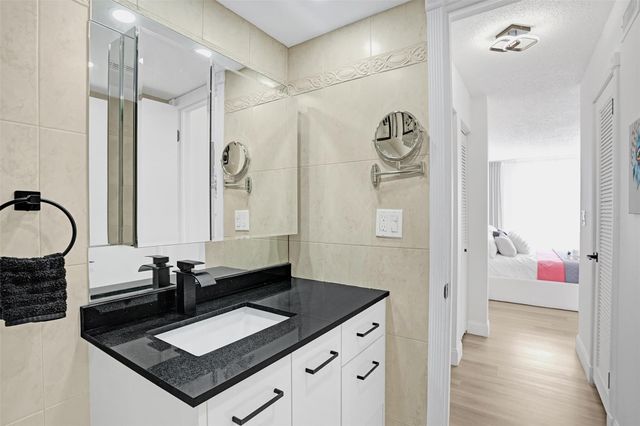 8900 Washington Blvd PH11, Hollywood, FL 33025