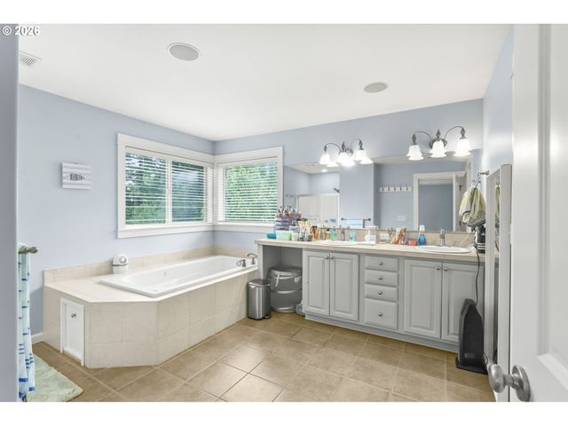 7281 Ne ROCKRIDGE Pl, Hillsboro, OR 97124