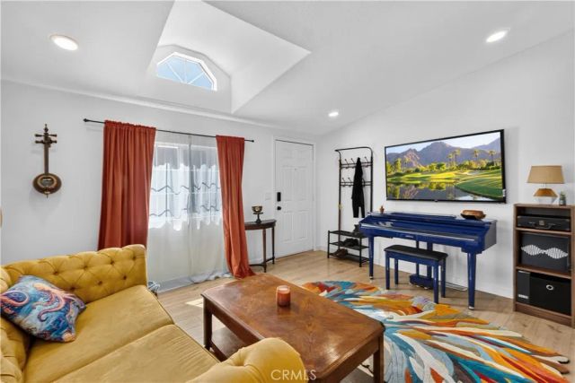 327 W Wilson 74, Costa Mesa, CA 92627