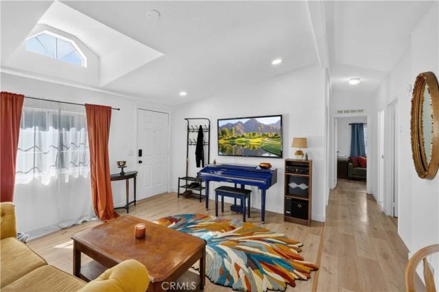 327 W Wilson 74, Costa Mesa, CA 92627