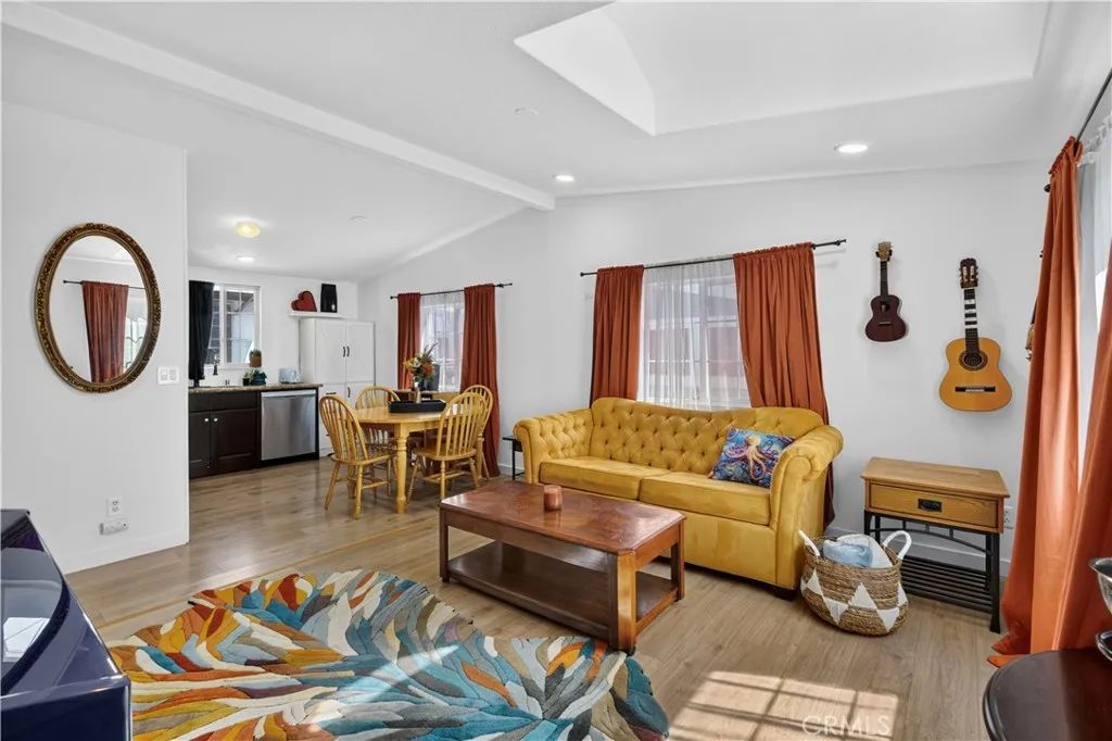 327 W Wilson 74, Costa Mesa, CA 92627