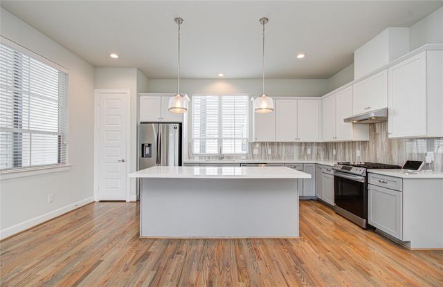 2818 Grand Fountains Drive B, Houston, TX 77054