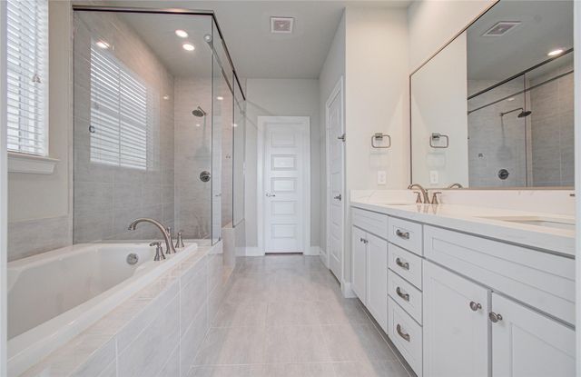 2818 Grand Fountains Drive B, Houston, TX 77054