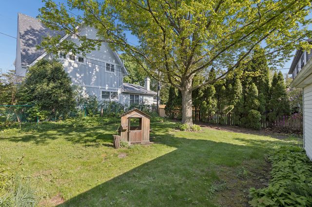 951 Hemlock Street, Deerfield, IL 60015