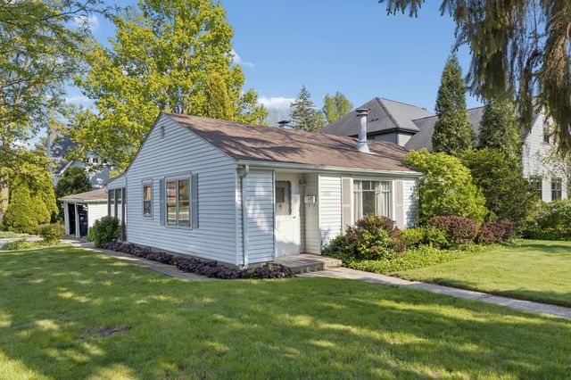 951 Hemlock Street, Deerfield, IL 60015