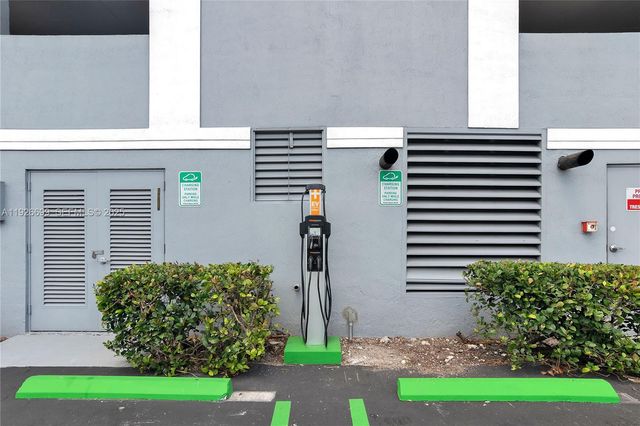 5077 NW 7th St 610, Miami, FL 33126