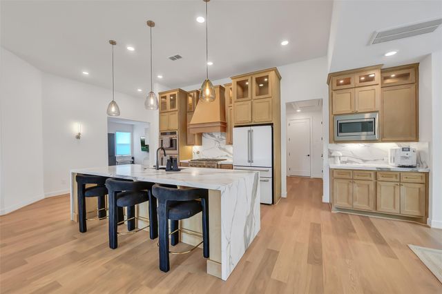 1400 River Point Drive, Friendswood, TX 77546
