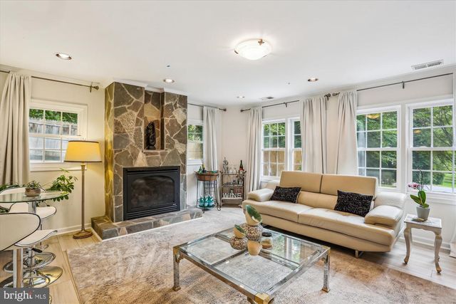 9201 LAUREL OAK DR, Bethesda, MD 20817