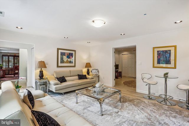 9201 LAUREL OAK DR, Bethesda, MD 20817