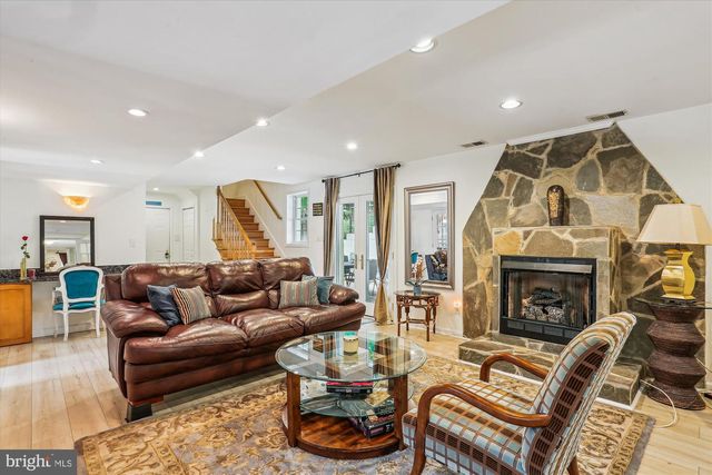 9201 LAUREL OAK DR, Bethesda, MD 20817