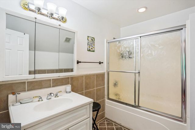 9201 LAUREL OAK DR, Bethesda, MD 20817