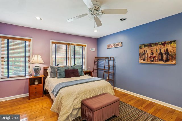 9201 LAUREL OAK DR, Bethesda, MD 20817
