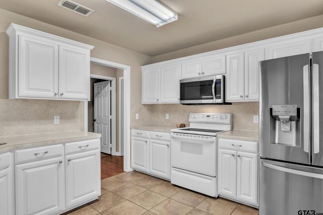 5 Oak Run, White Oak, TX 75693