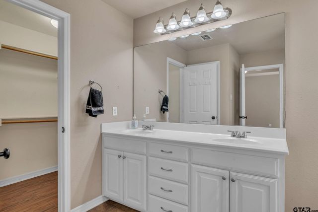 5 Oak Run, White Oak, TX 75693