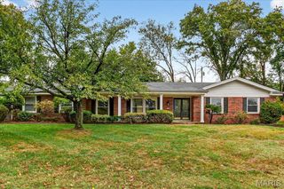 10 Glen Cove Drive, Chesterfield, MO 63017