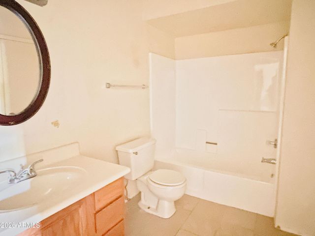 5757 W Eugie Avenue 2003, Glendale, AZ 85304