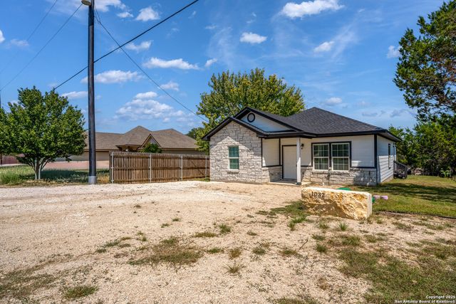 1032 Blueridge Dr, Canyon Lake, TX 78133