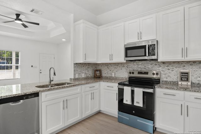 1032 Blueridge Dr, Canyon Lake, TX 78133